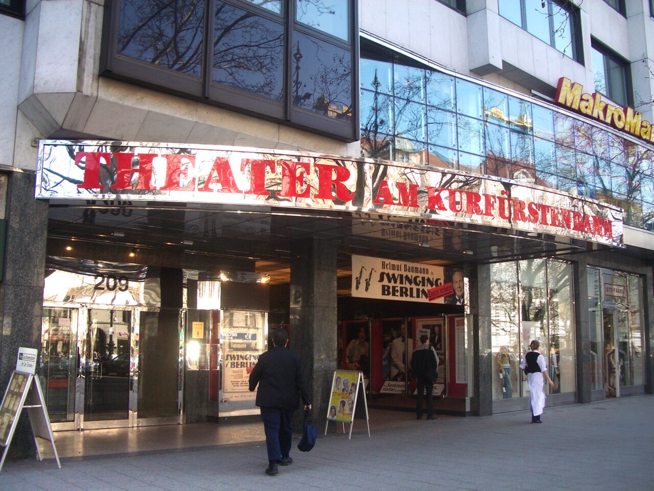 Fassade des Theaters am Kurfürstendamm in Berlin, an dem Achim Wolff seit 1997 in „Pension Schöller“ auf der Bühne stand