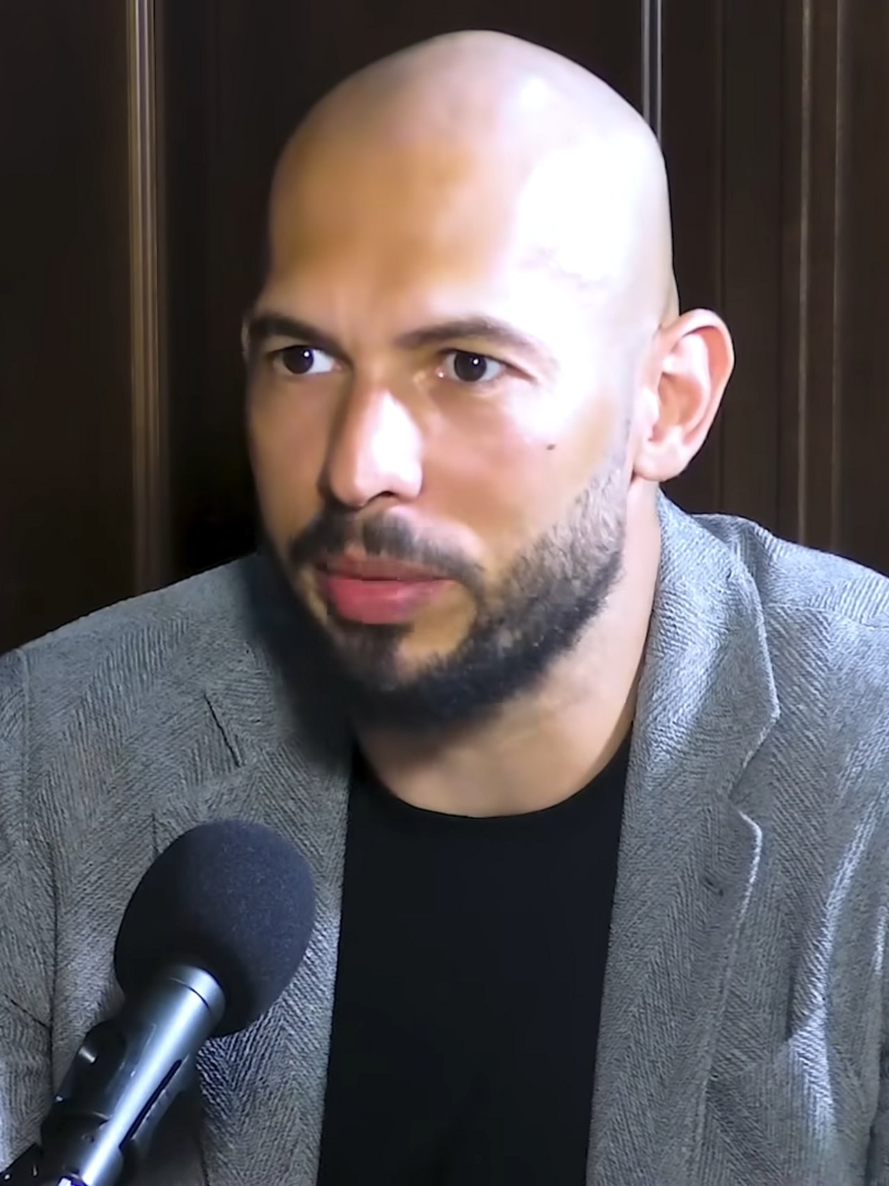 Porträtaufnahme des Influencers Andrew Tate