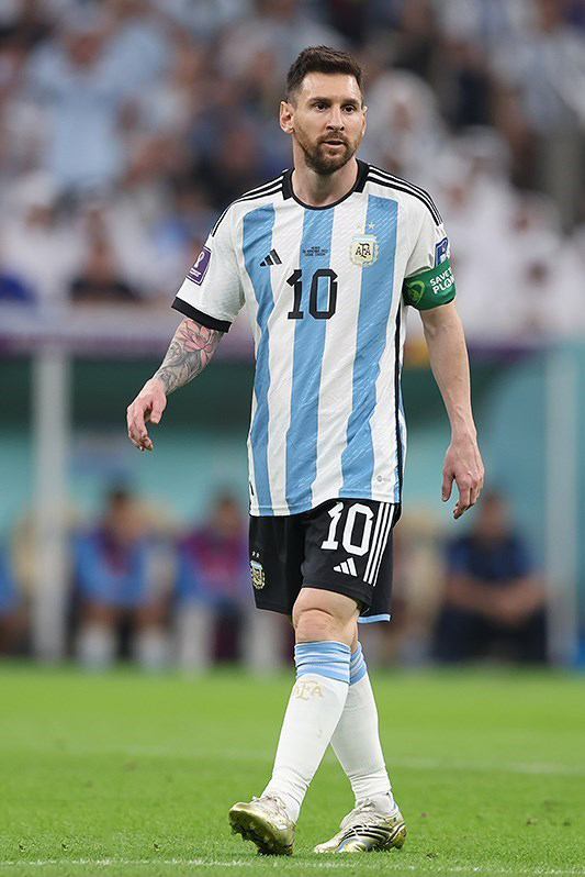 Lionel Messi im Trikot der argentinischen Nationalmannschaft während der Fußball-Weltmeisterschaft 2022.