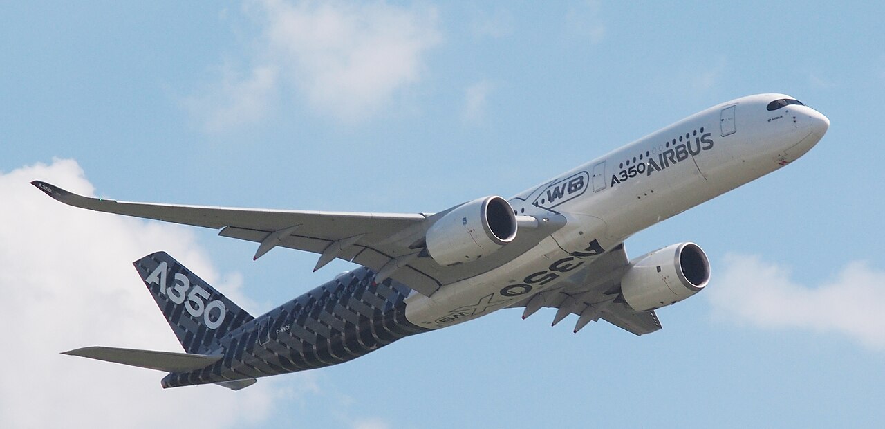 Airbus A350-900 beim Demonstrationsflug auf der Internationalen Luft- und Raumfahrtausstellung ILA in Berlin