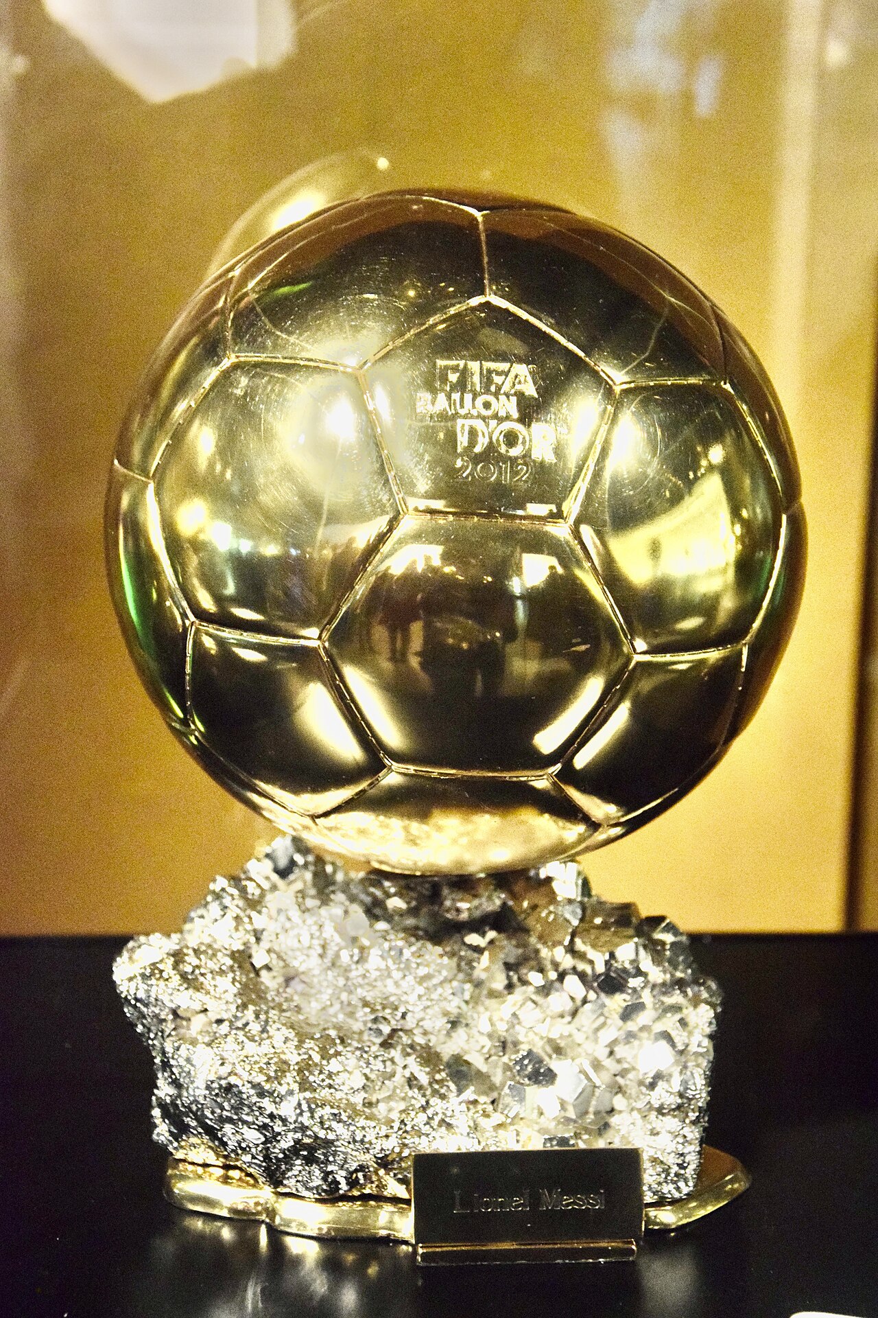 Der Ballon d'Or, ausgestellt im FC-Barcelona-Museum am Camp Nou.