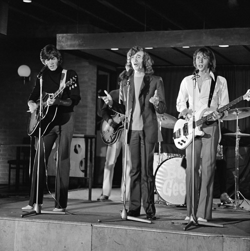 Die Brüder Barry, Robin und Maurice Gibb bei einem Auftritt in der niederländischen Fernsehshow Twien im Jahr 1968.
