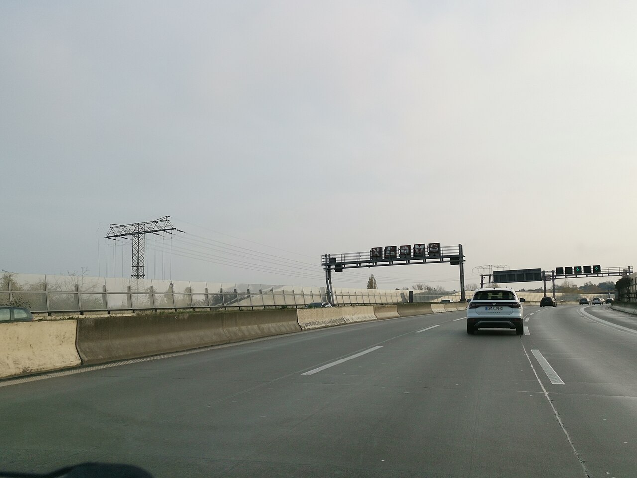 Strommast an der Bundesautobahn 113 in Berlin-Treptow-Köpenick, Symbolbild für die Berliner Stromversorgung.