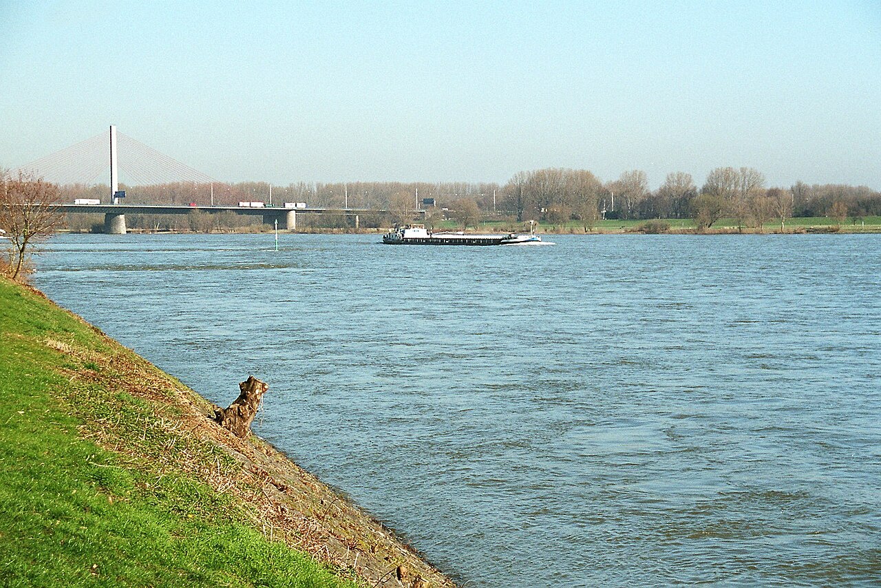 Die Friedrich-Ebert-Brücke (Nordbrücke) über den Rhein in Bonn, aufgenommen 2007.