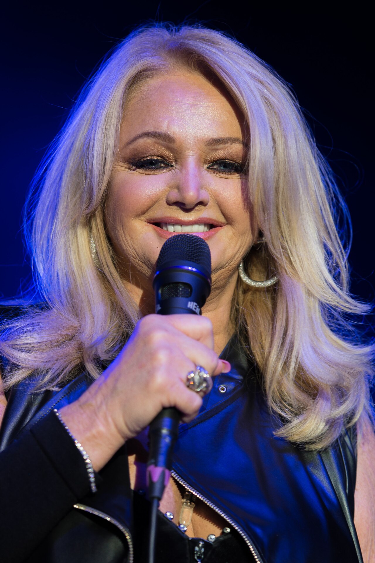 Bonnie Tyler bei einem Auftritt in der Nürnberger Meistersingerhalle im November 2016.