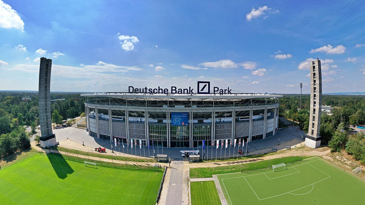 Außenansicht des Deutsche Bank Park in Frankfurt am Main, Heimat von Eintracht Frankfurt
