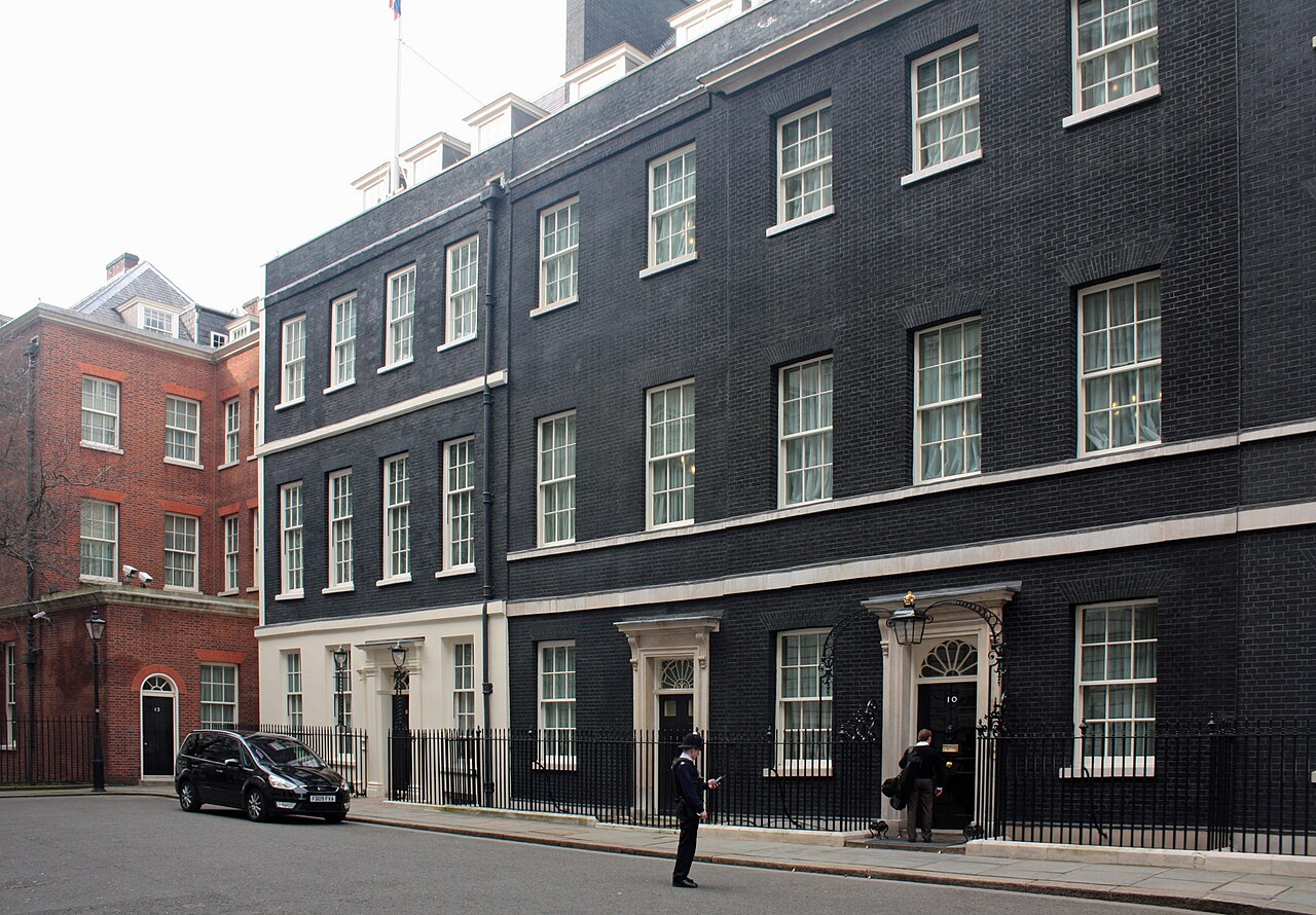 Die Fassade von 10 Downing Street, Amtssitz des britischen Premierministers, in London
