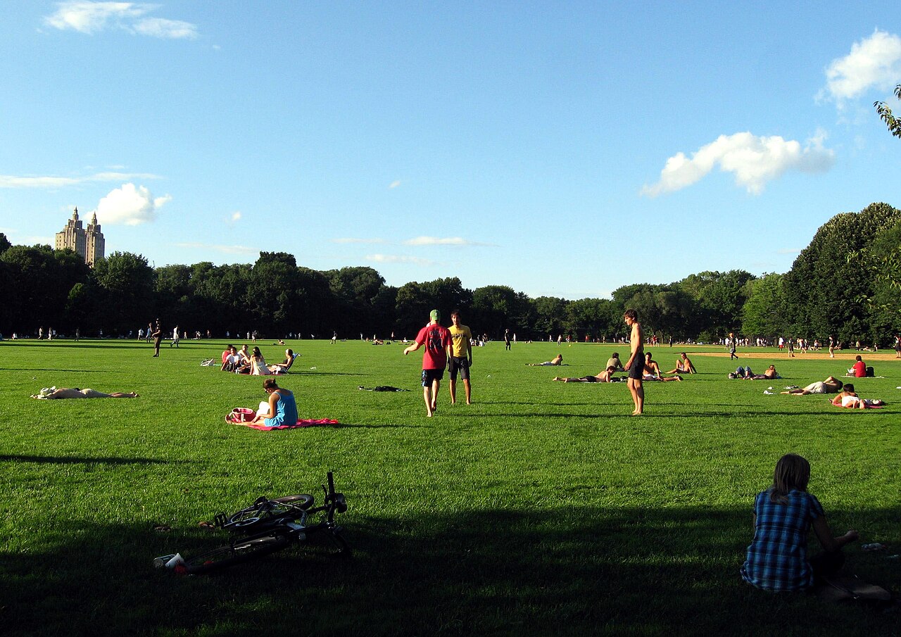 Blick auf die Great Lawn im Central Park in Manhattan, im Hintergrund die Skyline.