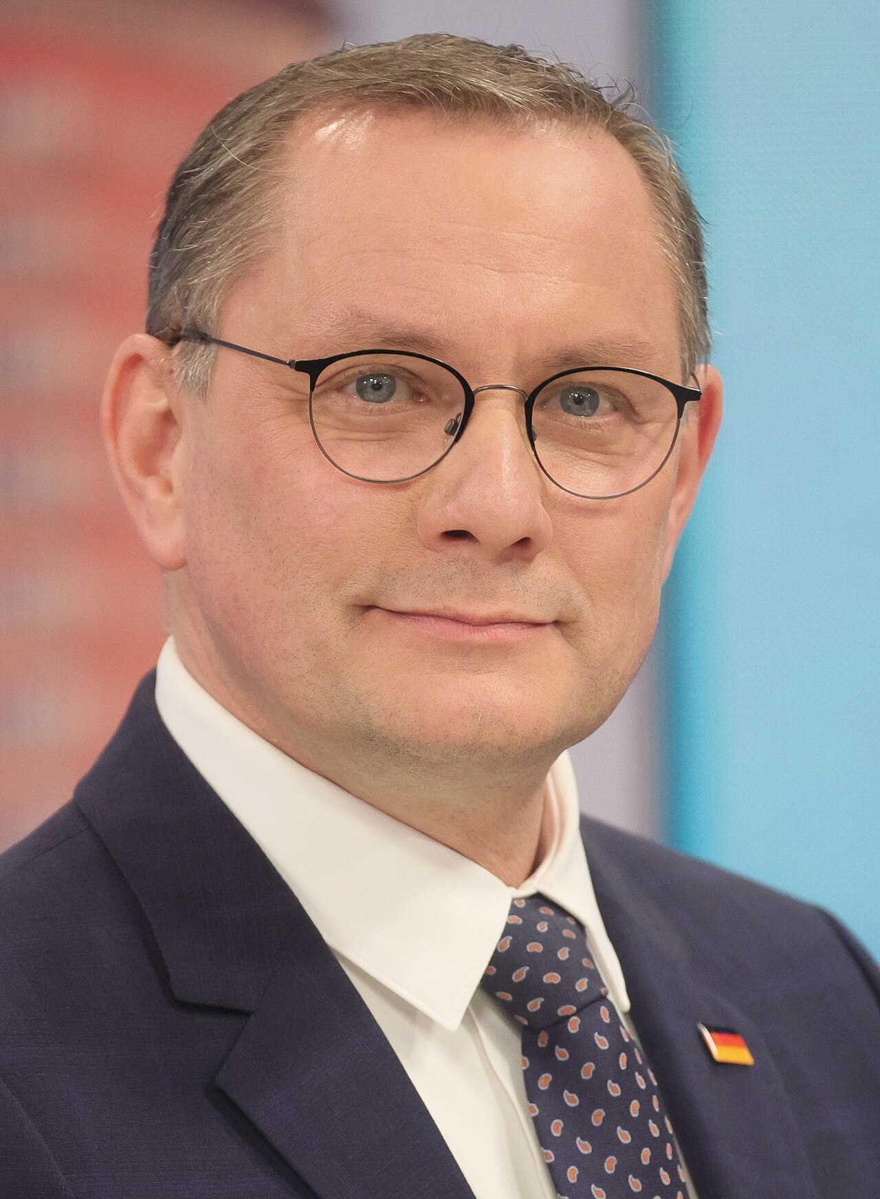 Tino Chrupalla am Rednerpult am Wahlabend der Hamburger Bürgerschaftswahl am 2. März 2025