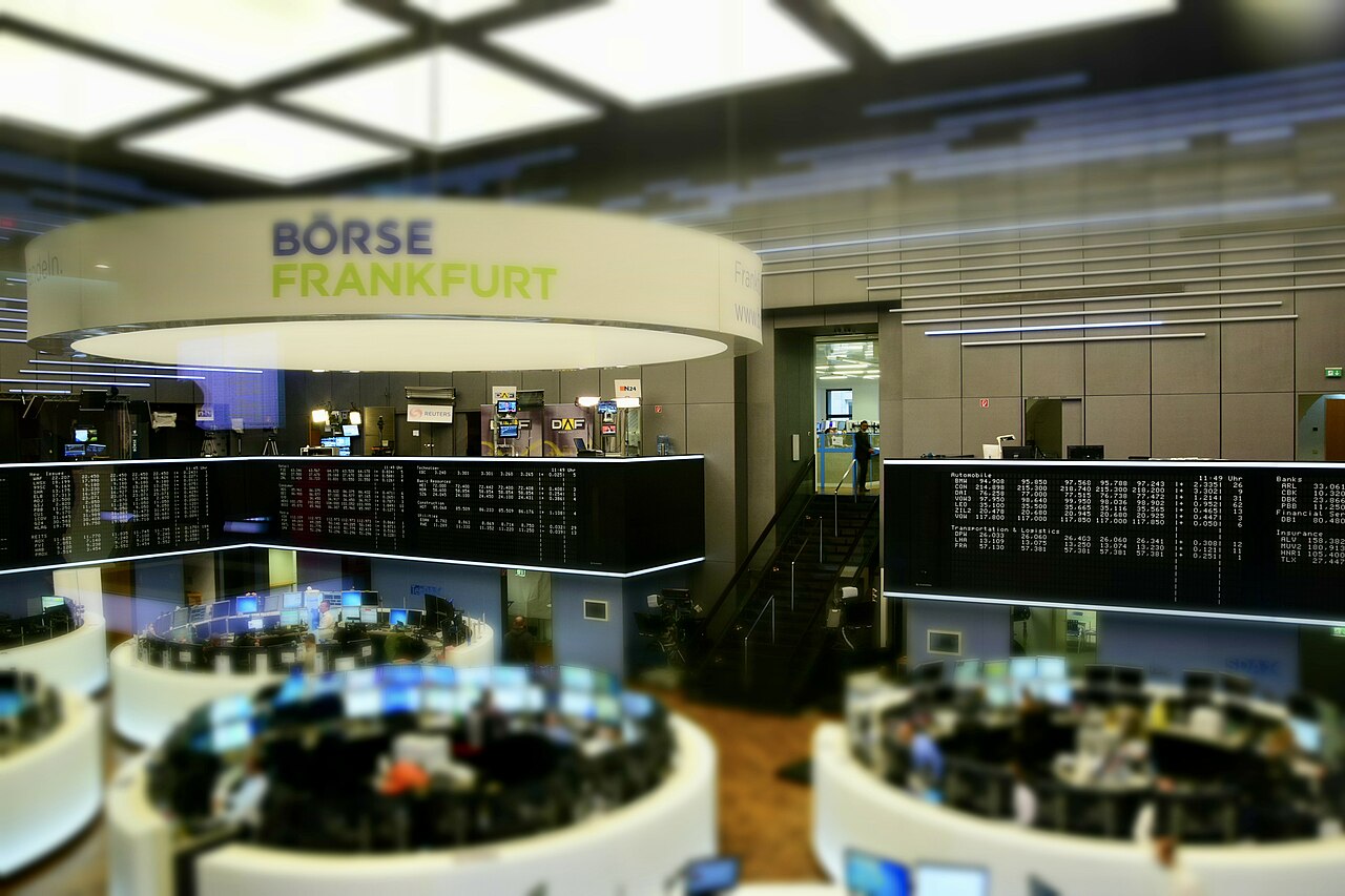 Handelssaal der Frankfurter Wertpapierbörse mit Kursanzeigen