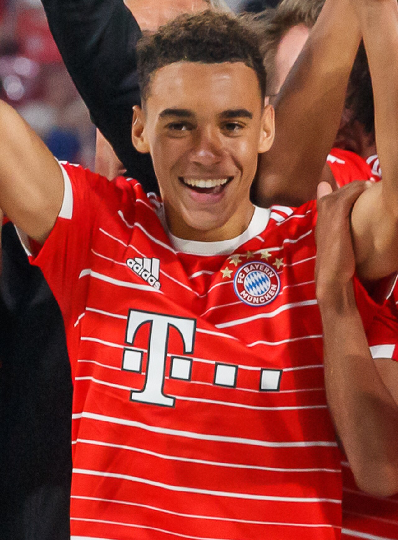 Jamal Musiala im Trikot des FC Bayern München, aufgenommen beim DFL-Supercup 2022 in Leipzig.