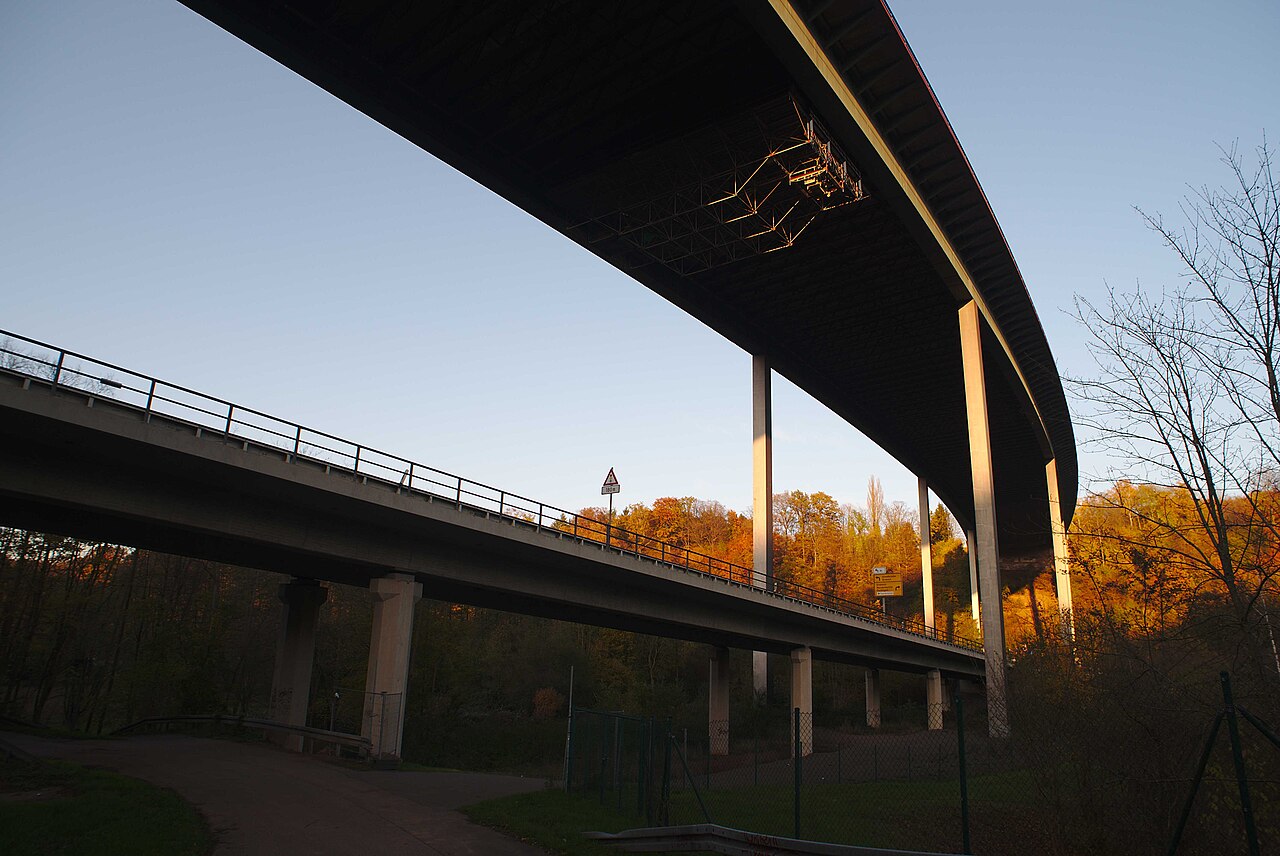 Blick von unten auf die Fechinger Talbrücke der Bundesautobahn 6 im Saarbrücker Stadtteil Brebach-Fechingen