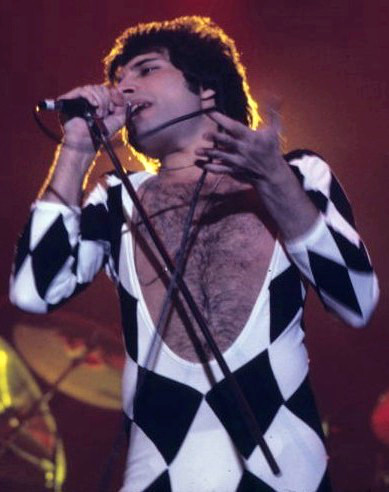 Freddie Mercury bei einem Queen-Konzert im New Haven Coliseum, Connecticut, am 16. November 1977