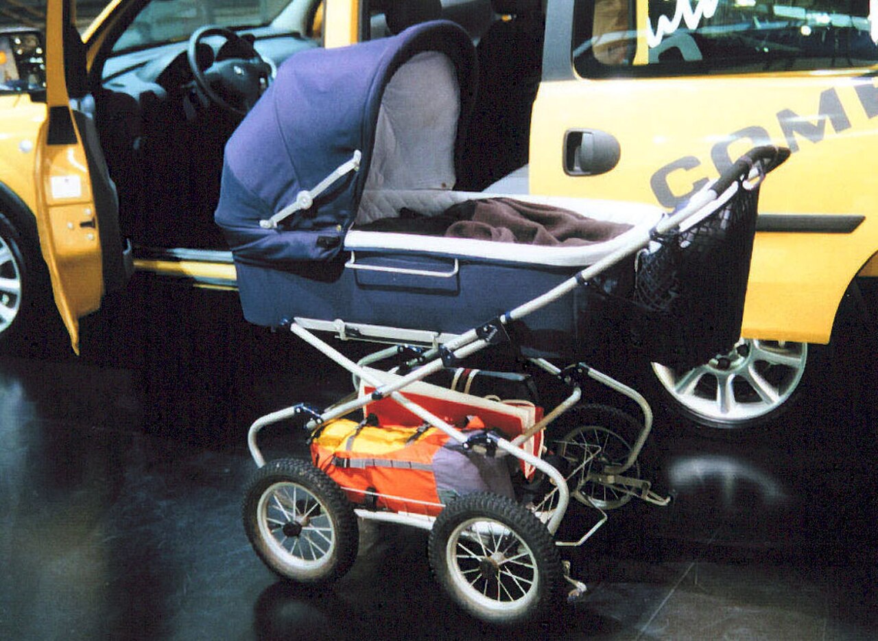 Klassischer Kinderwagen für Neugeborene