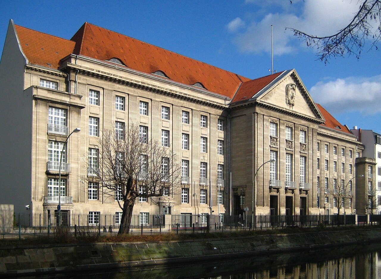 Der Bendlerblock am Reichpietschufer in Berlin-Tiergarten, Berliner Dienstsitz des Bundesministeriums der Verteidigung und Sitz der Gedenkstätte Deutscher Widerstand