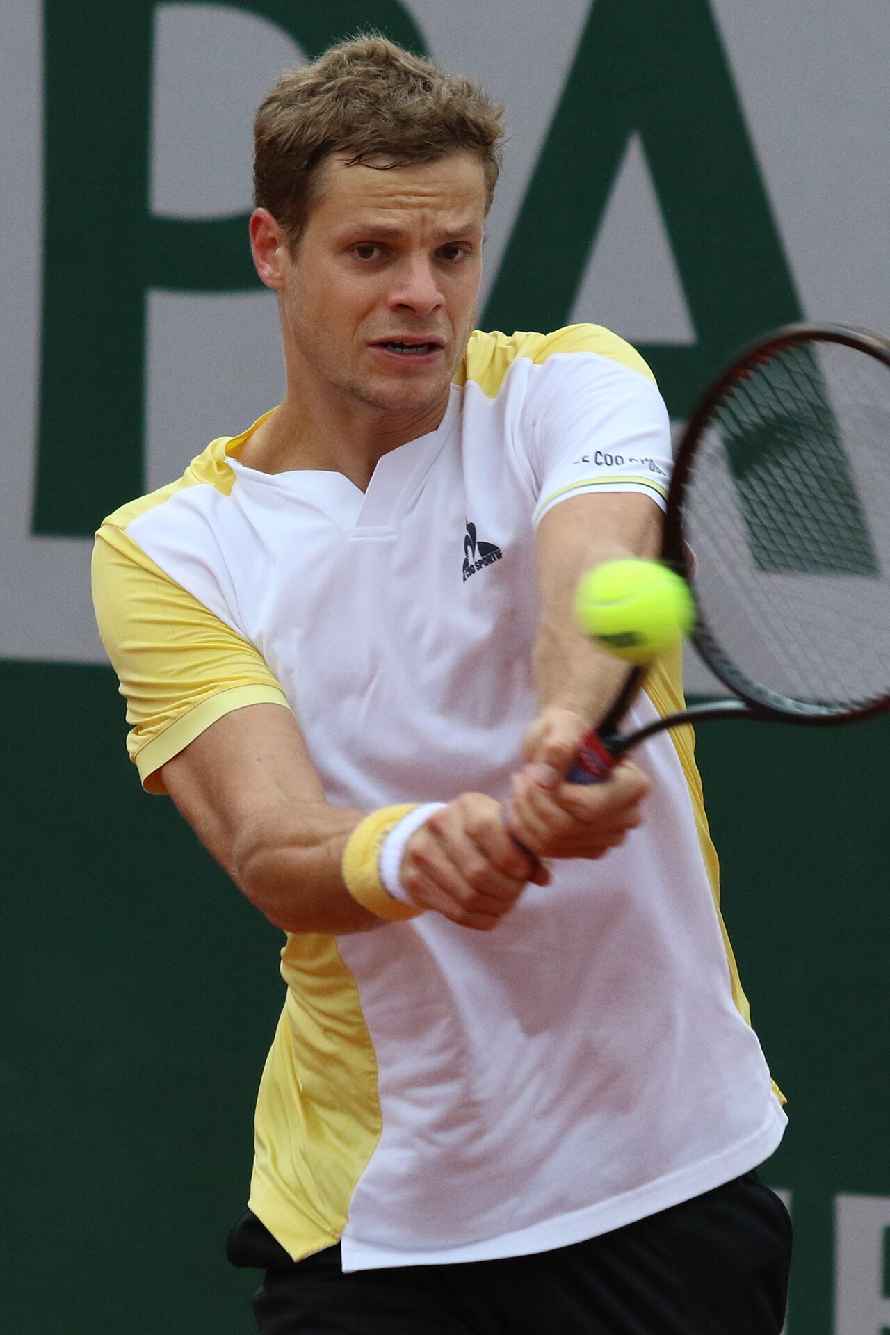 Yannick Hanfmann auf dem Tennisplatz während der French-Open-Qualifikation 2023