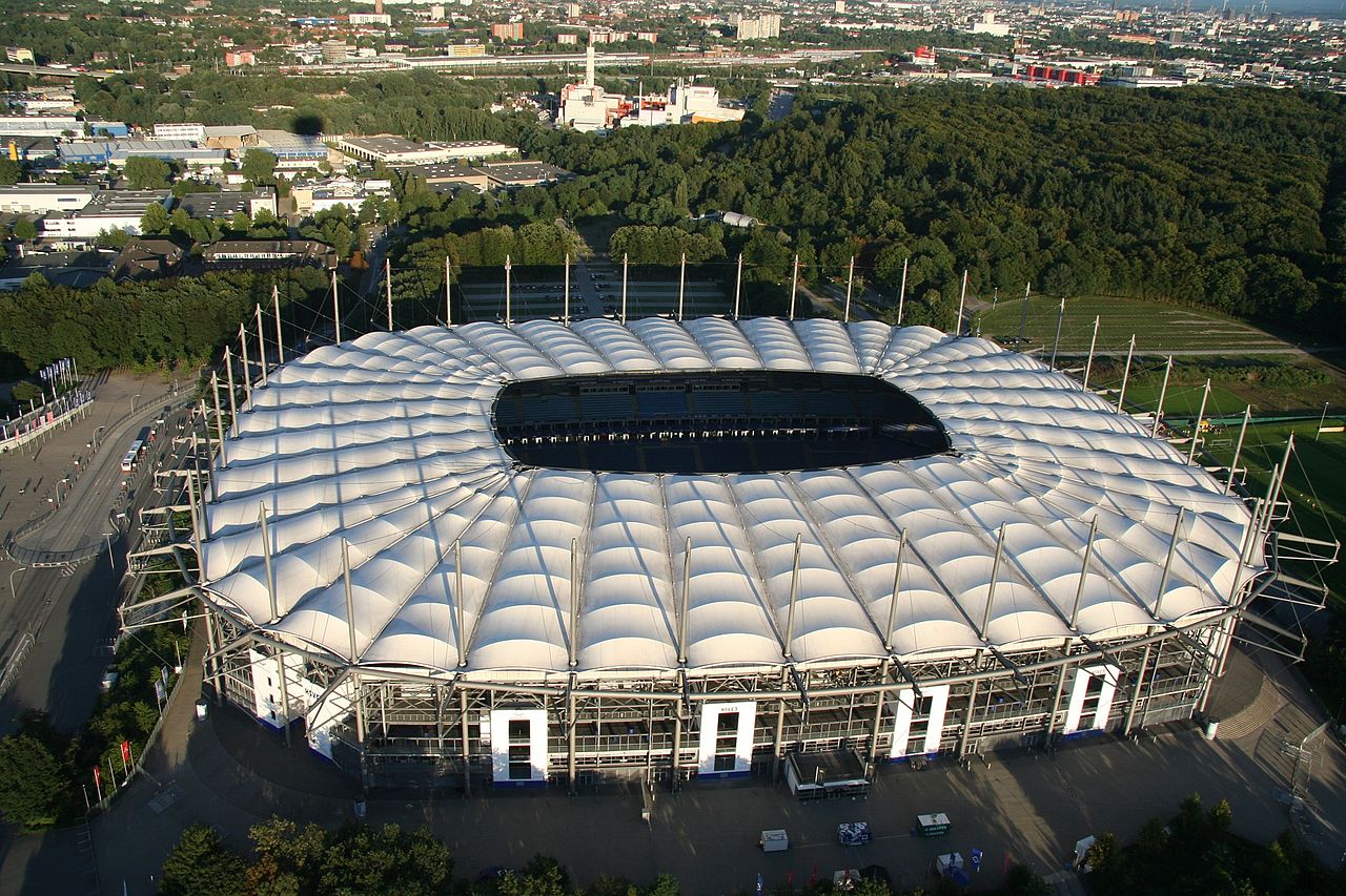 Blick auf das Hamburger Volksparkstadion, Austragungsort des DFB-Pokal-Spiels HEBC gegen Borussia Dortmund
