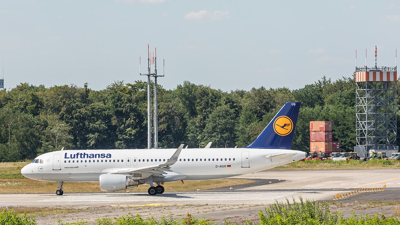 Ein Airbus A320 der Lufthansa rollt am Flughafen Köln/Bonn zur Startbahn.