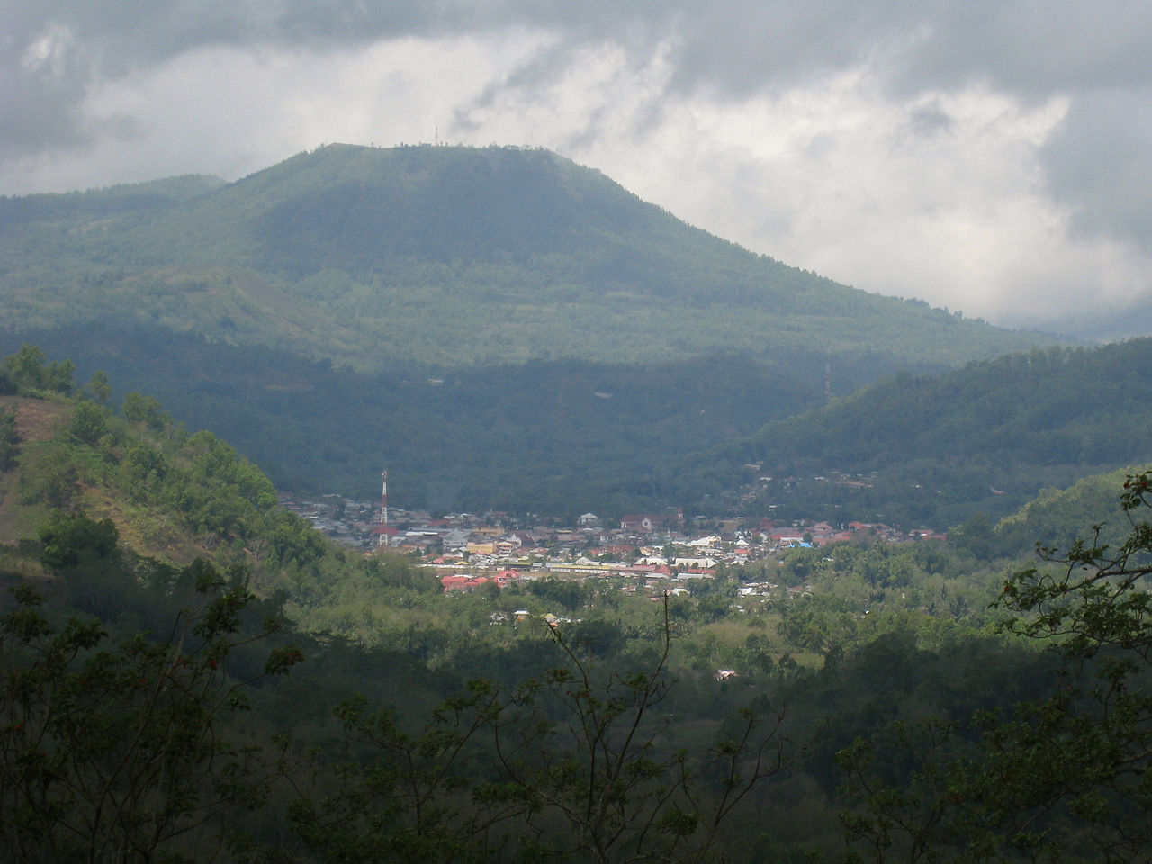 Blick über die Kleinstadt Bajawa auf Flores, umgeben von Vulkanen und Regenwald.