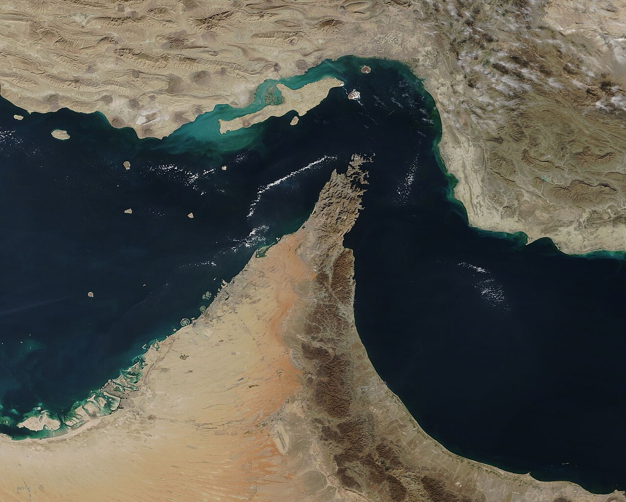 Satellitenaufnahme der Straße von Hormus und der omanischen Musandam-Halbinsel, aufgenommen vom NASA-Satelliten Terra im Dezember 2018.