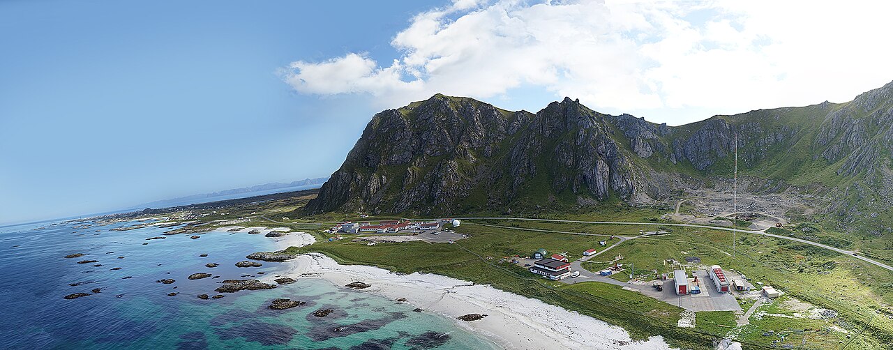 Panoramablick über Oksebåsen auf Andøya, dem Areal des Andøya Space Center in Nordnorwegen, von dem die Spectrum-Rakete startete.