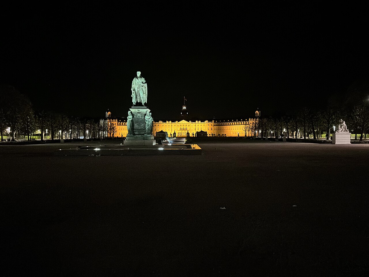 Nächtliche Ansicht des Karlsruher Schlosses.