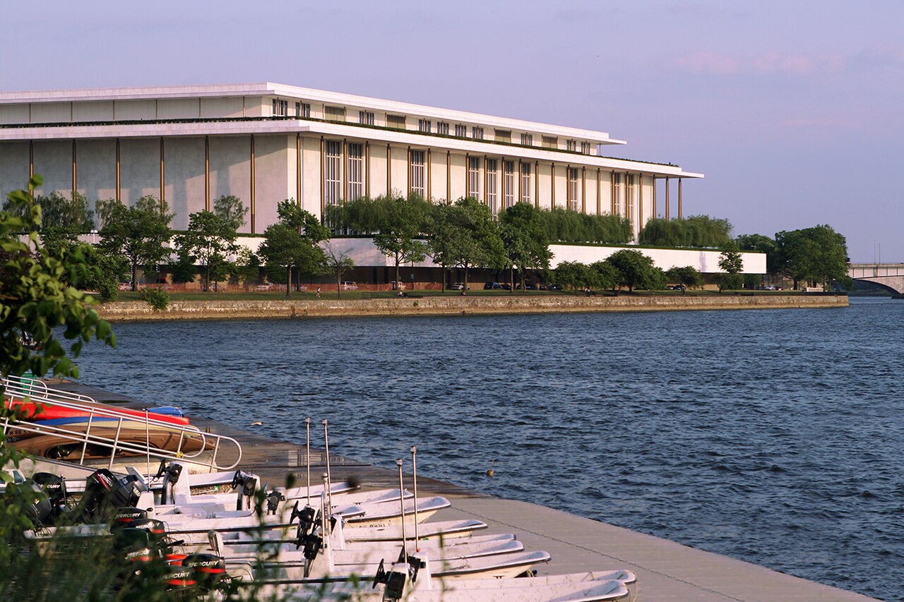 Das John F. Kennedy Center for the Performing Arts in Washington, D.C., am Ufer des Potomac River.