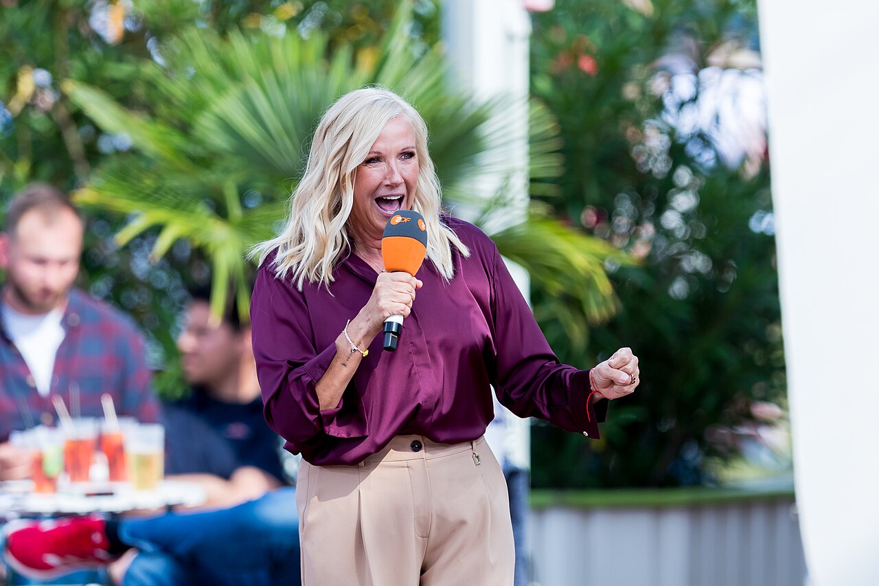 Andrea Kiewel im ZDF-Fernsehgarten auf dem ZDF-Gelände in Mainz