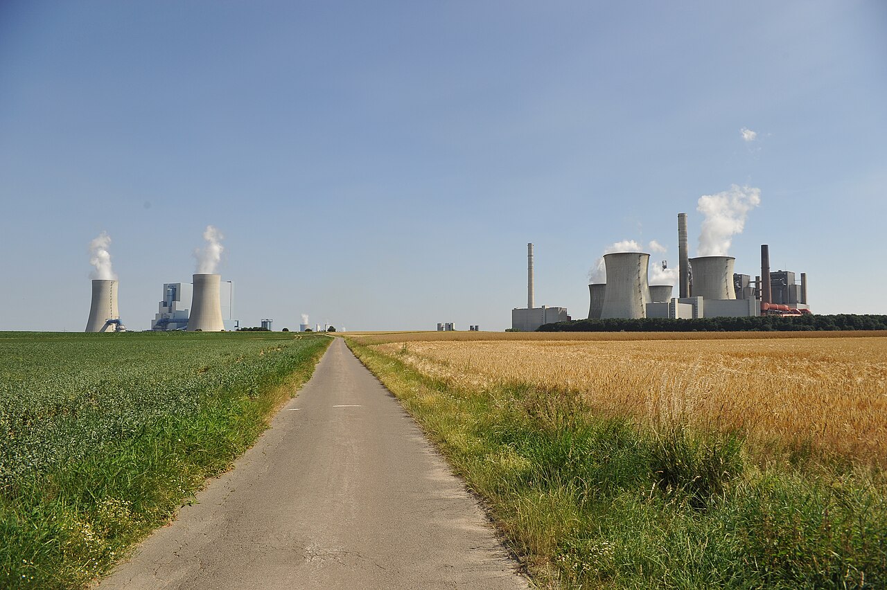 Das RWE-Braunkohlekraftwerk Neurath im Rheinischen Revier, Blick von hinten auf die Blöcke A bis G.