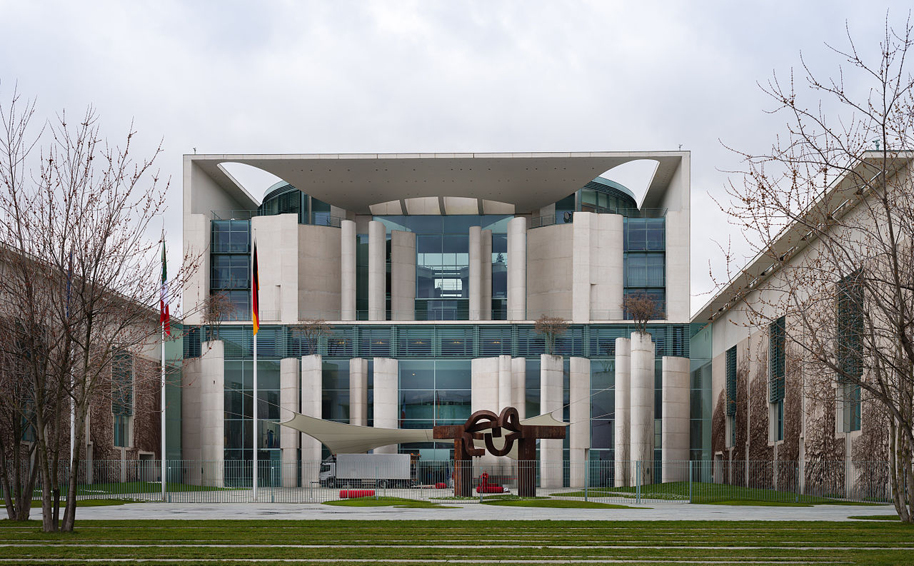 Das Bundeskanzleramt in Berlin im Regierungsviertel, aufgenommen bei Tageslicht.