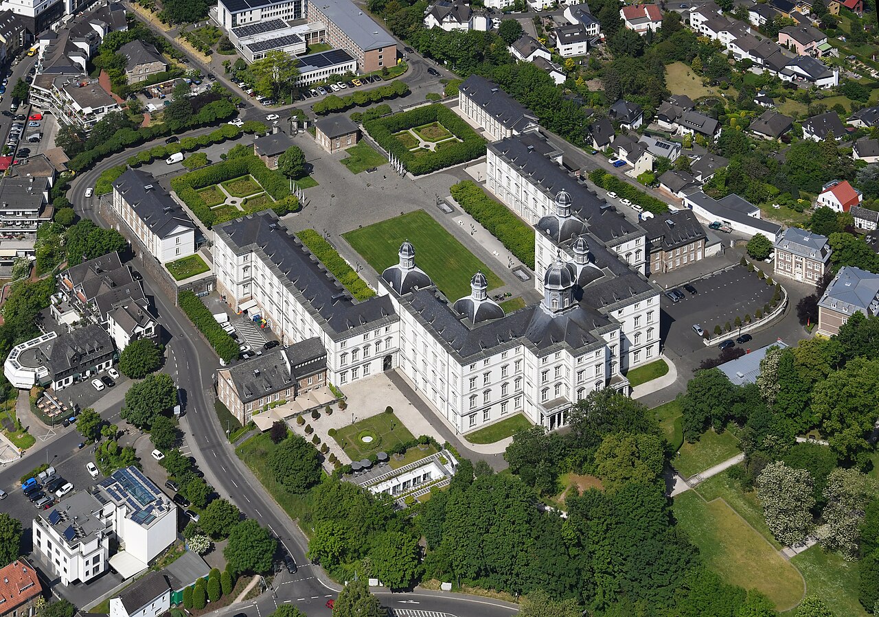 Luftaufnahme des Schlosses Bensberg in Bergisch Gladbach, heute Grand Hotel