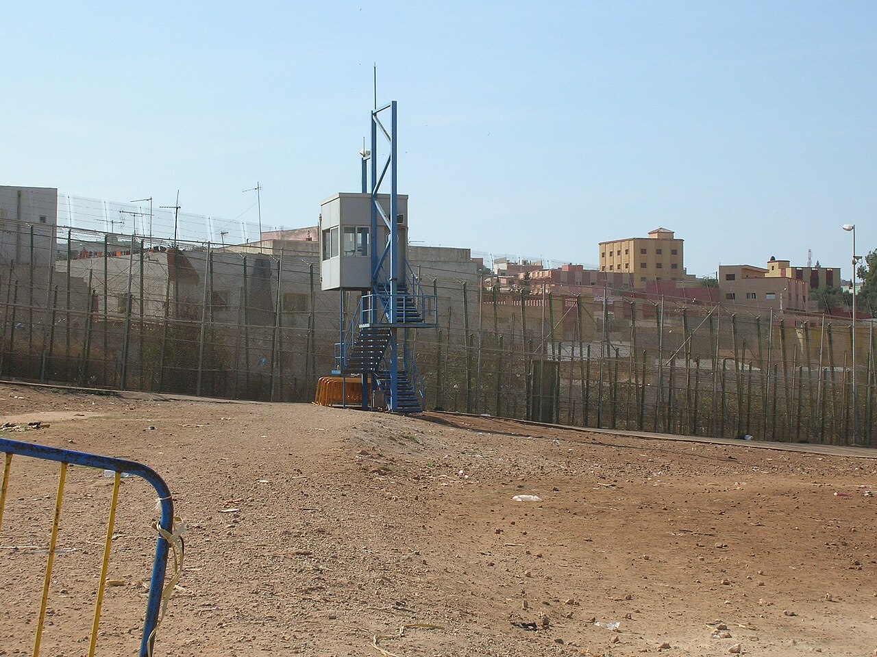 Grenzzaun mit Wachturm an der spanisch-marokkanischen Grenze bei Melilla.