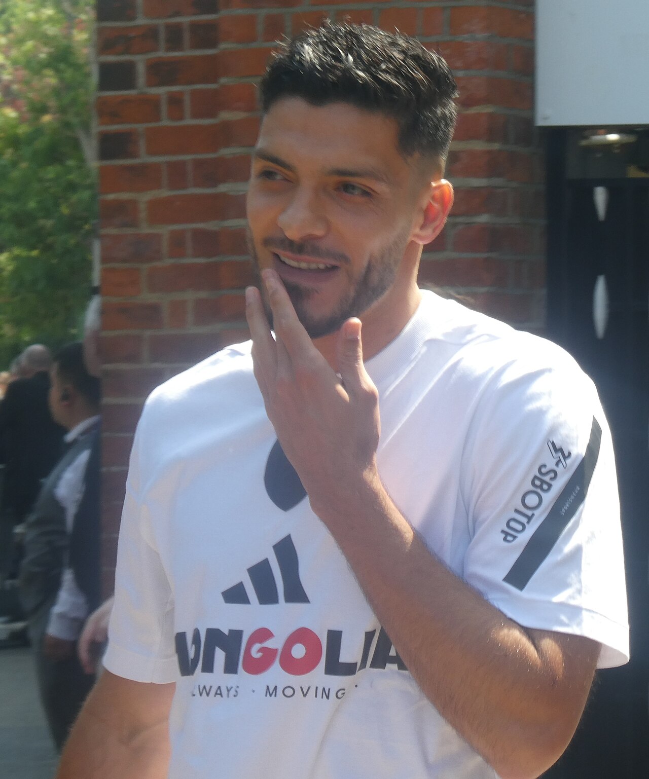 Raúl Jiménez, mexikanischer Nationalstürmer und FC-Fulham-Profi, im Mai 2026 vor der Craven Cottage