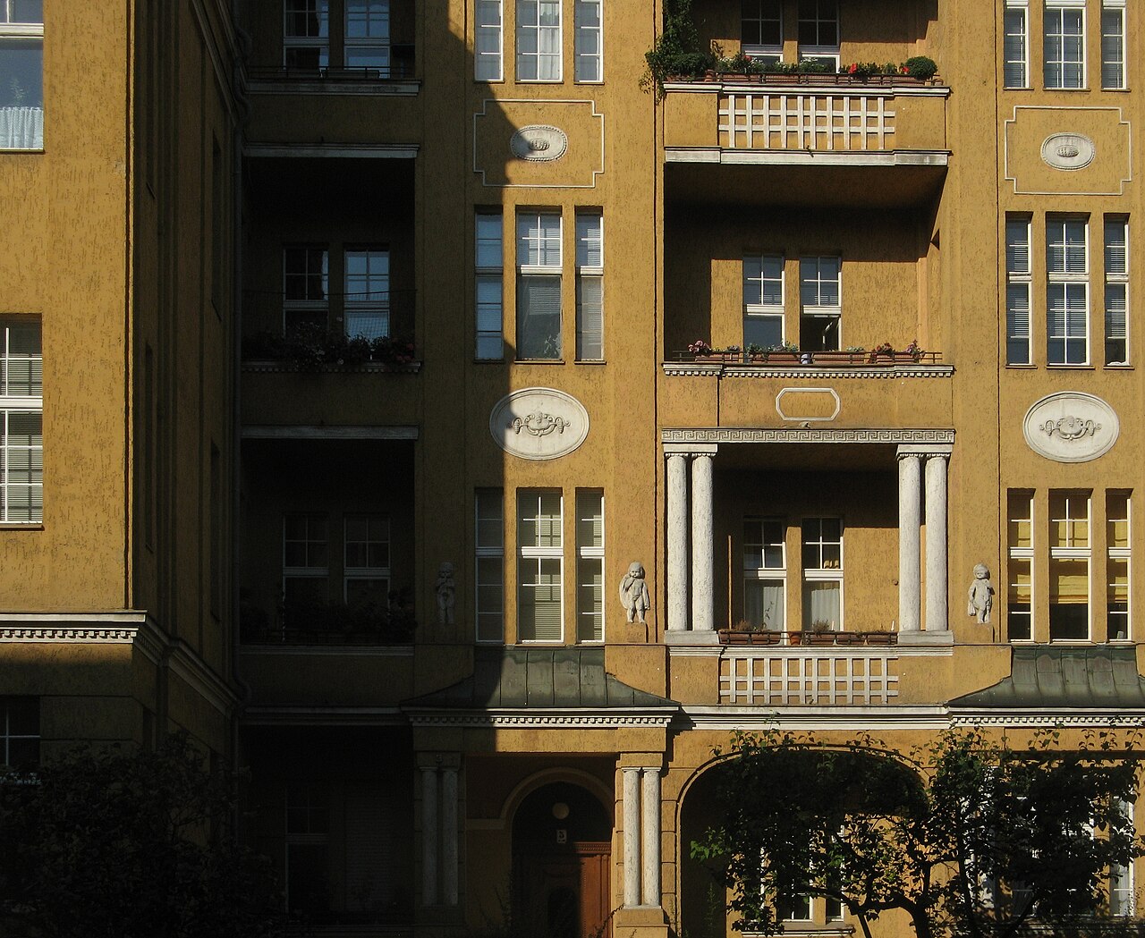 Altbaufassade in der Hewaldstraße in Berlin-Schöneberg, denkmalgeschützte Wohnhäuser aus der Zeit um 1910.