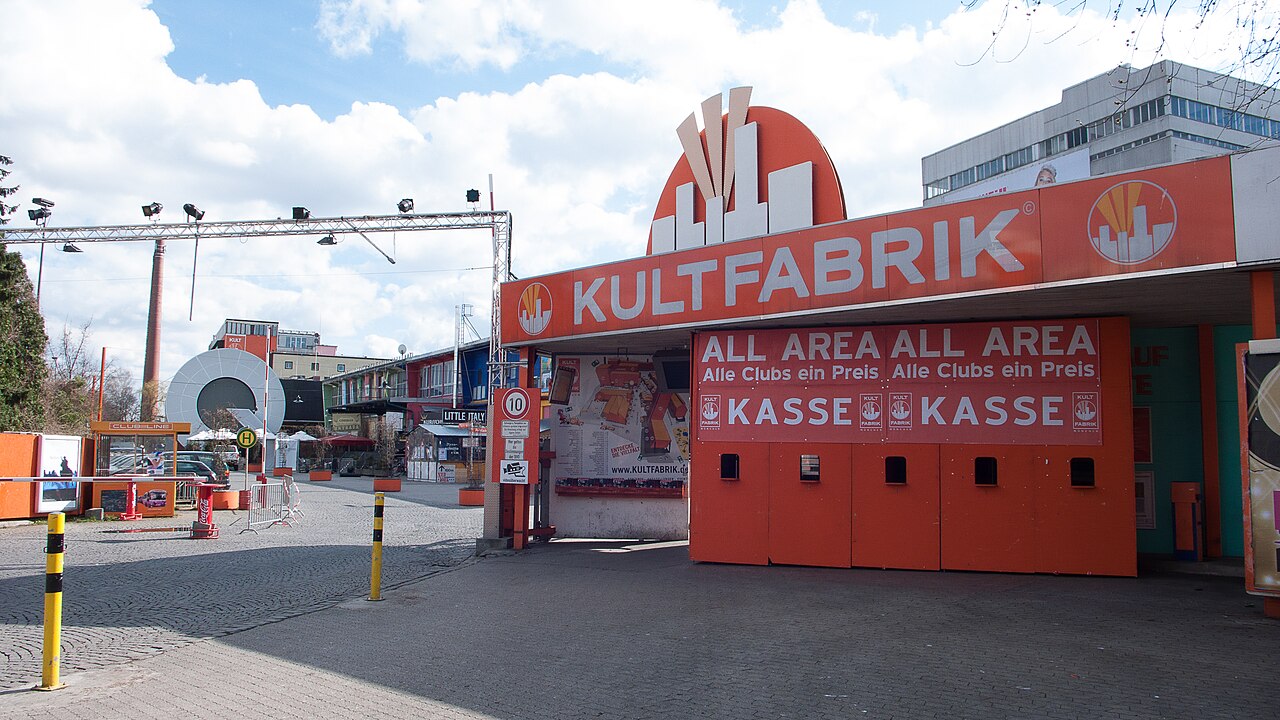 Eingang der Kultfabrik in München, Nachfolgestandort des Kunstpark Ost auf dem ehemaligen Pfanni-Gelände am Ostbahnhof.