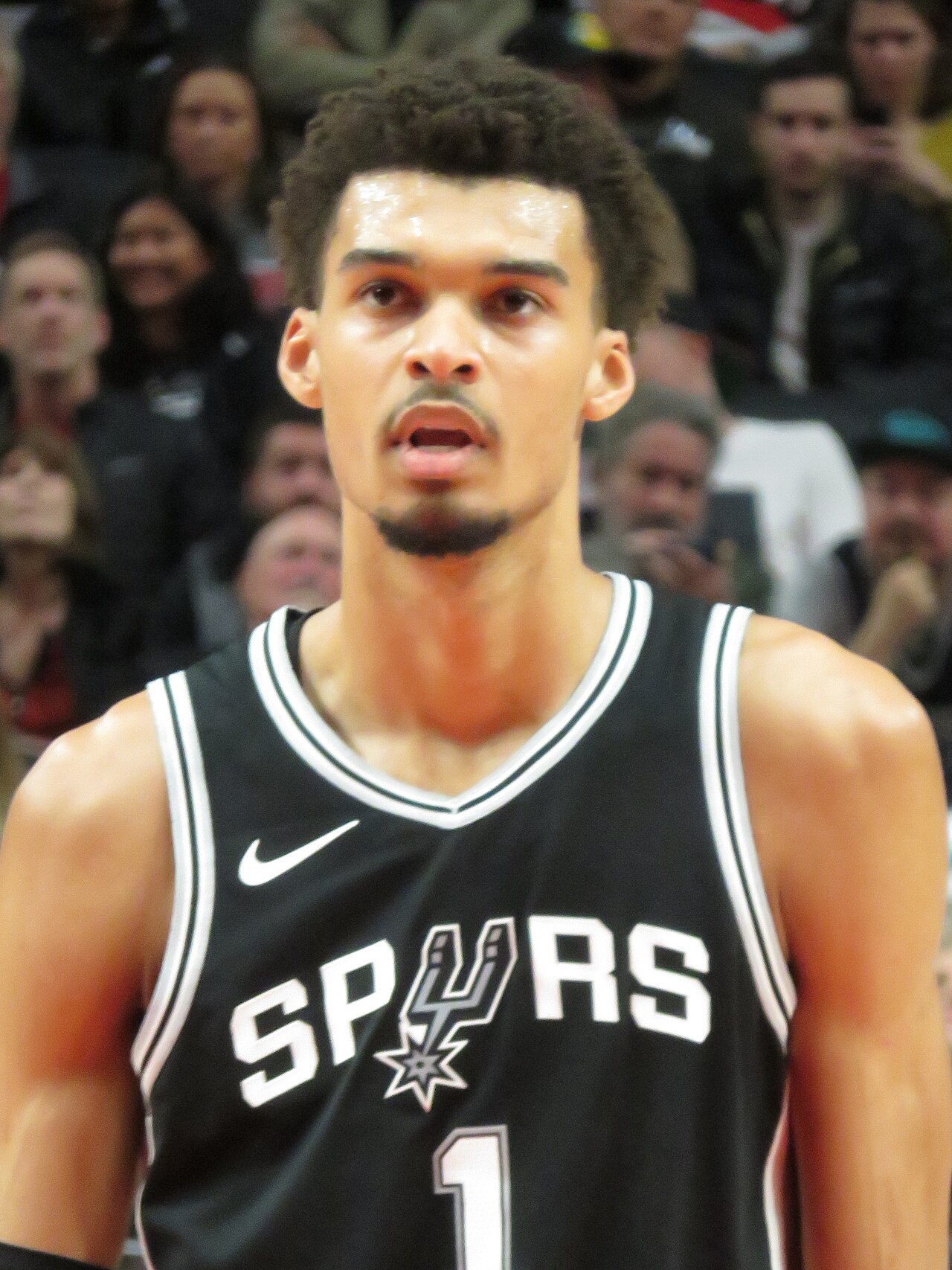 Victor Wembanyama im Trikot der San Antonio Spurs während eines Spiels im Dezember 2024 in Portland.