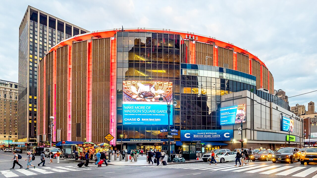 Außenansicht des Madison Square Garden in Manhattan, Spielstätte der New York Knicks.