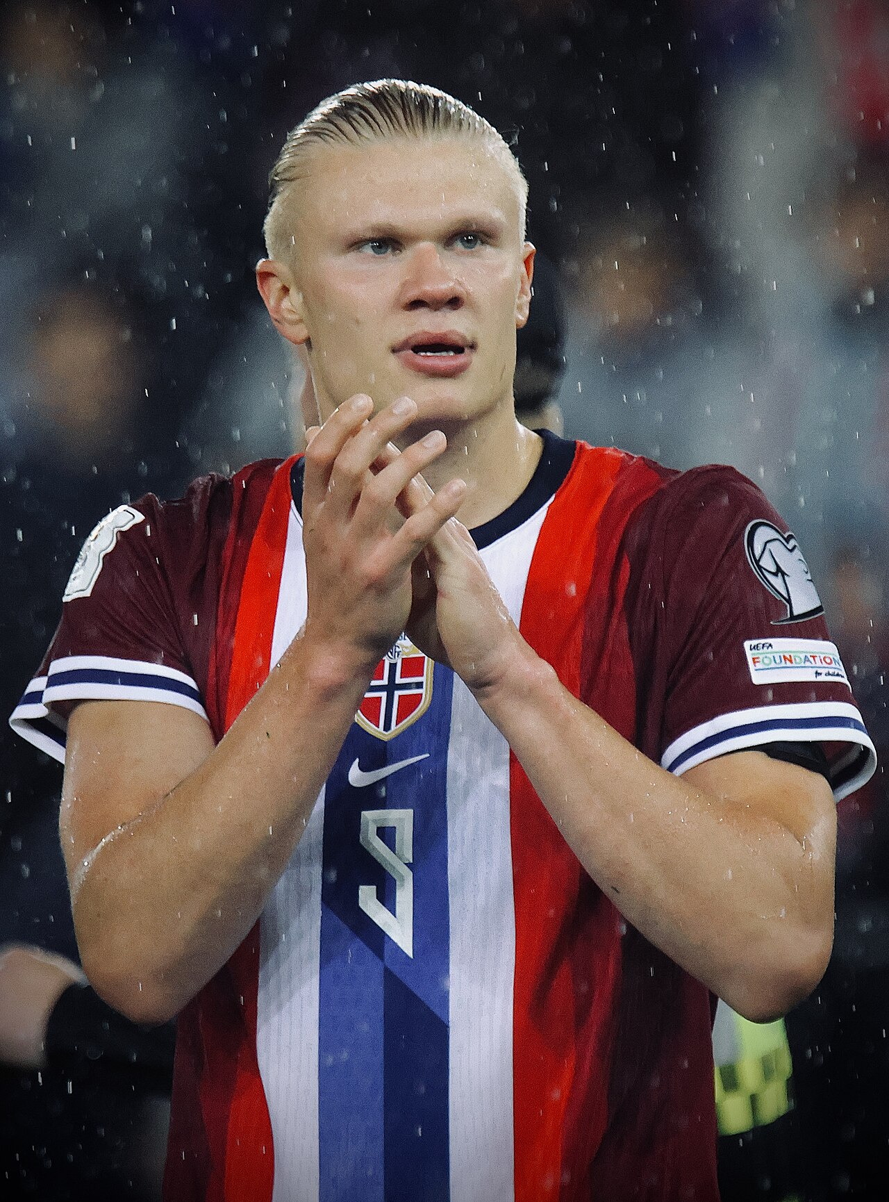 Erling Haaland im Trikot der norwegischen Nationalmannschaft, aufgenommen im Juni 2025