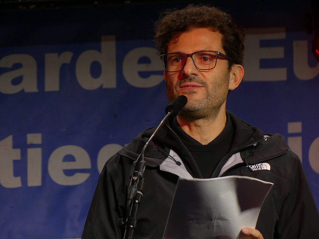Luigi Pantisano spricht auf der 727. Montagsdemonstration gegen Stuttgart 21 im Oktober 2024