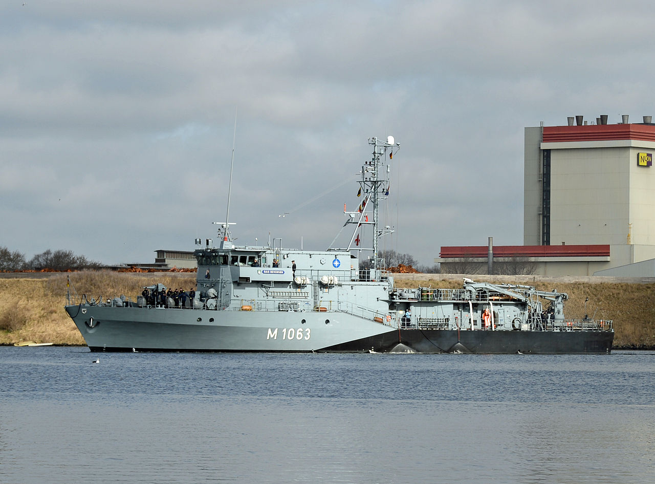 Das Minenjagdboot Bad Bevensen (M1063) der Frankenthal-Klasse der Deutschen Marine im Fahrwasser
