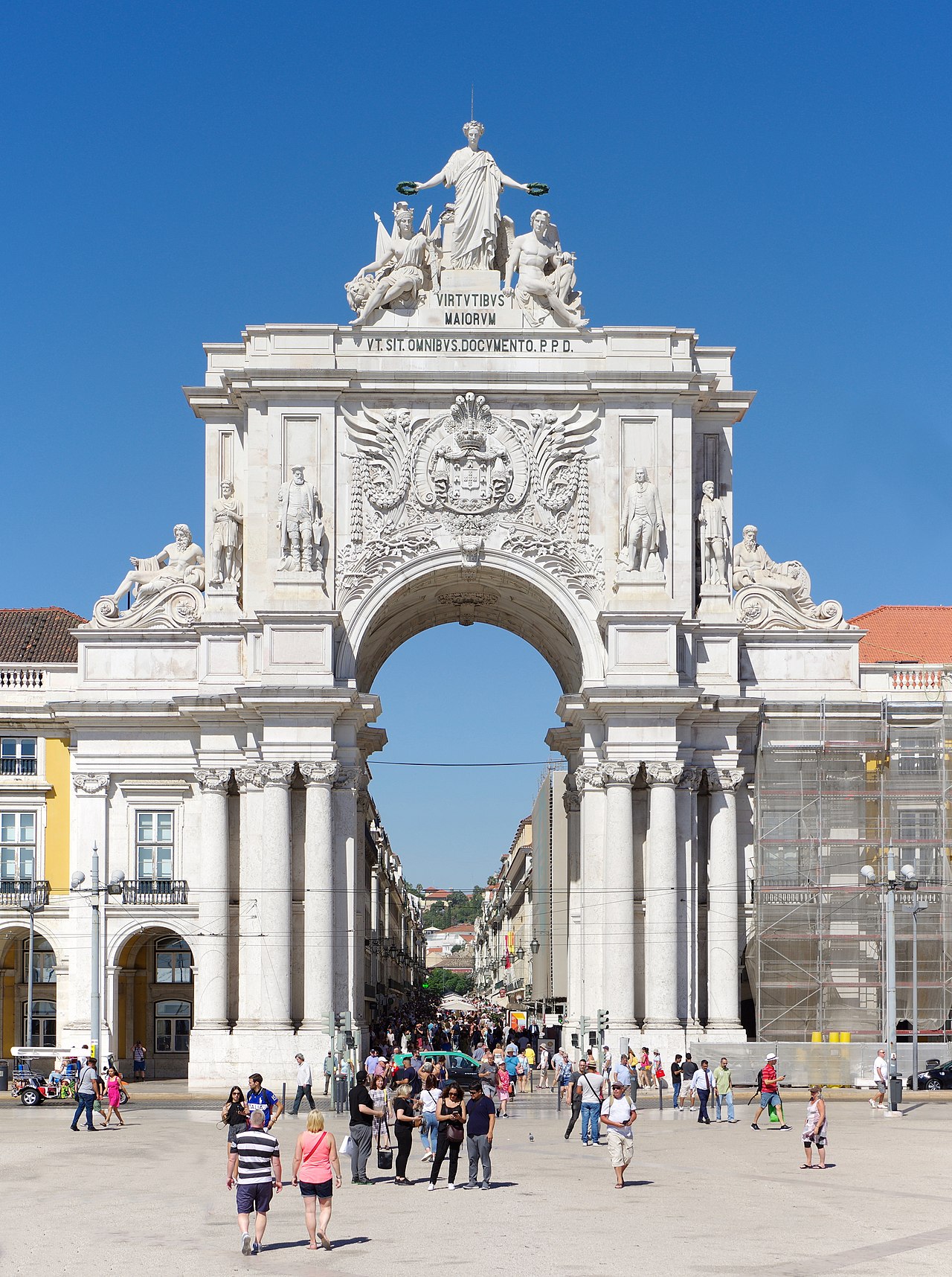 Blick über die Praça do Comércio in Lissabon mit dem Triumphbogen der Rua Augusta.