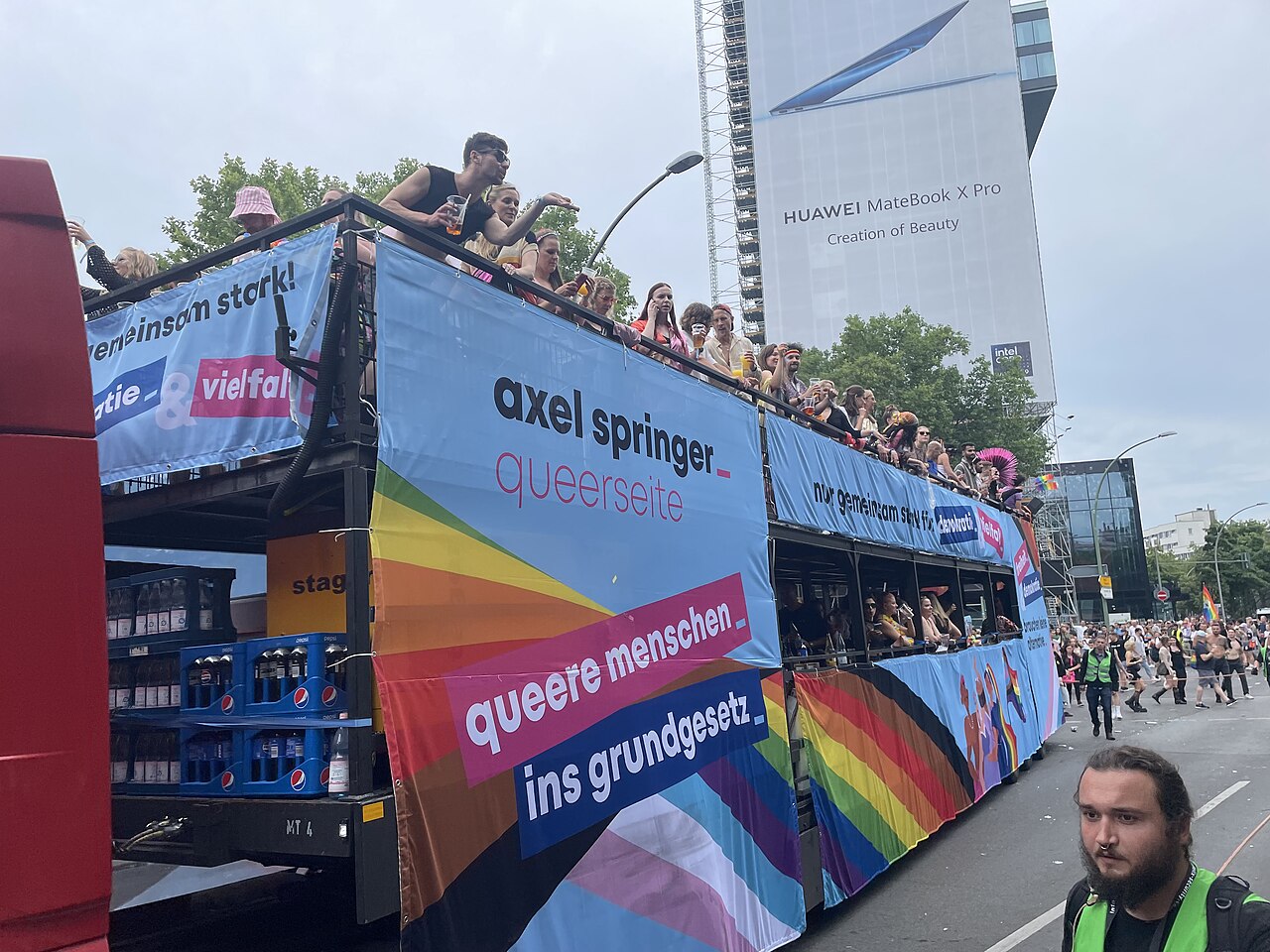 Demonstrierende mit Regenbogenfahnen beim Christopher Street Day in Berlin im Juli 2024