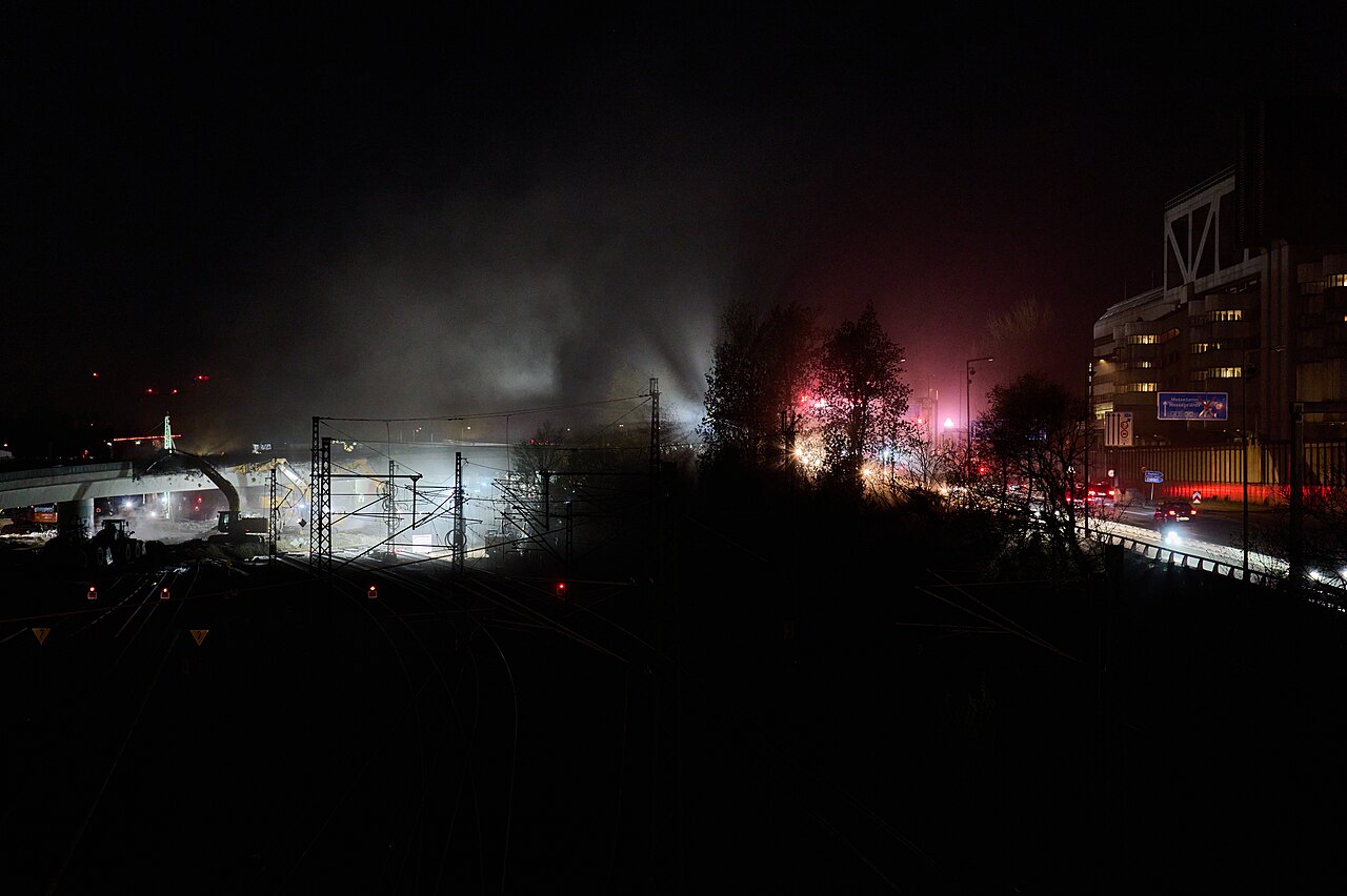 Nächtliche Abrissarbeiten an der maroden Ringbahnbrücke im Berliner Autobahndreieck Funkturm, April 2025.