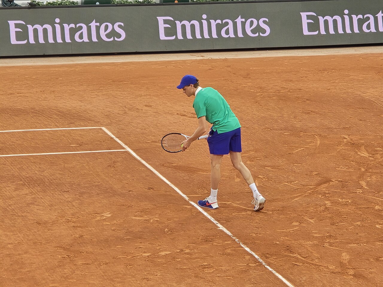 Jannik Sinner beim Rückschlag während der zweiten Runde der French Open 2025 gegen Arthur Rinderknech.