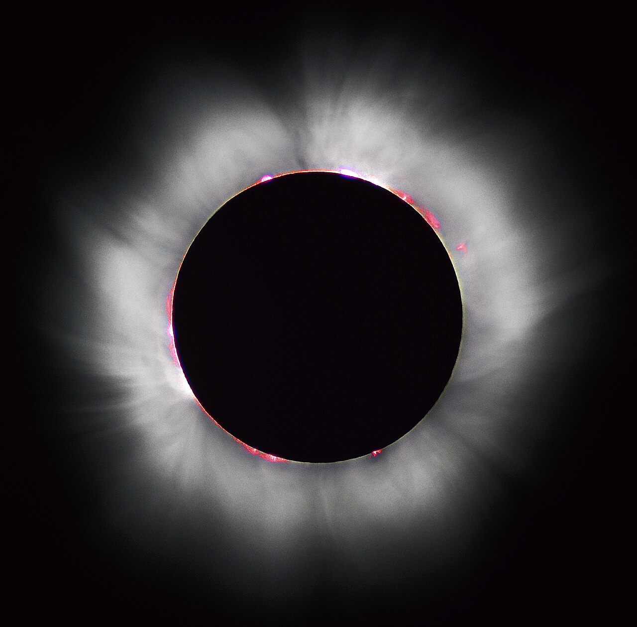 Totale Sonnenfinsternis vom 11. August 1999 mit sichtbarer Korona um den verdeckten Sonnenball
