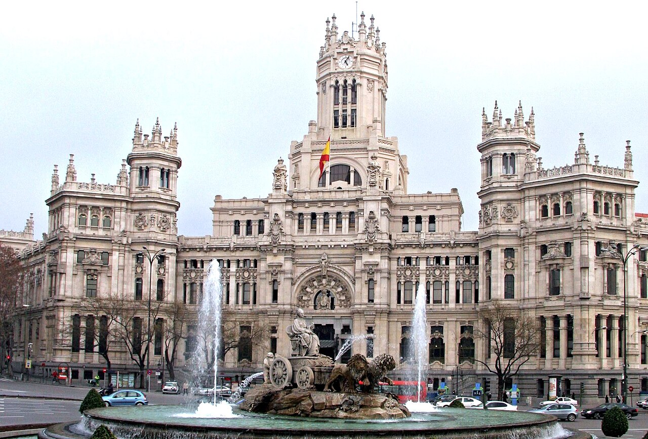 Der Cibeles-Brunnen mit dem Palacio de Comunicaciones an der Plaza de Cibeles in Madrid