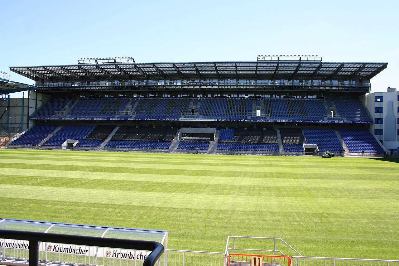 Neue Haupttribüne der Bielefelder Alm (SchücoArena), Spielstätte des DSC Arminia Bielefeld
