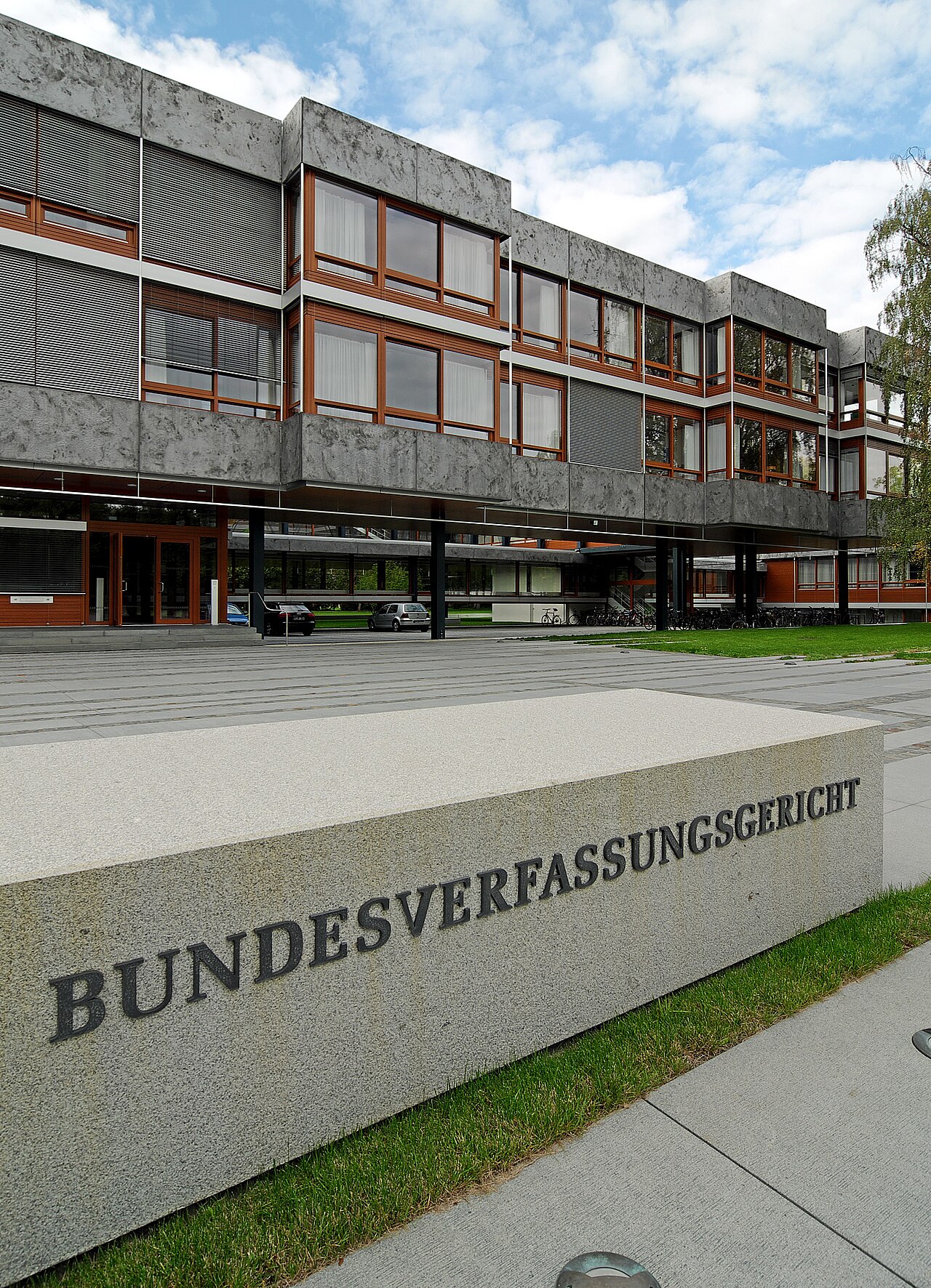 Eingang des Richterdienstgebäudes des Bundesverfassungsgerichts in Karlsruhe