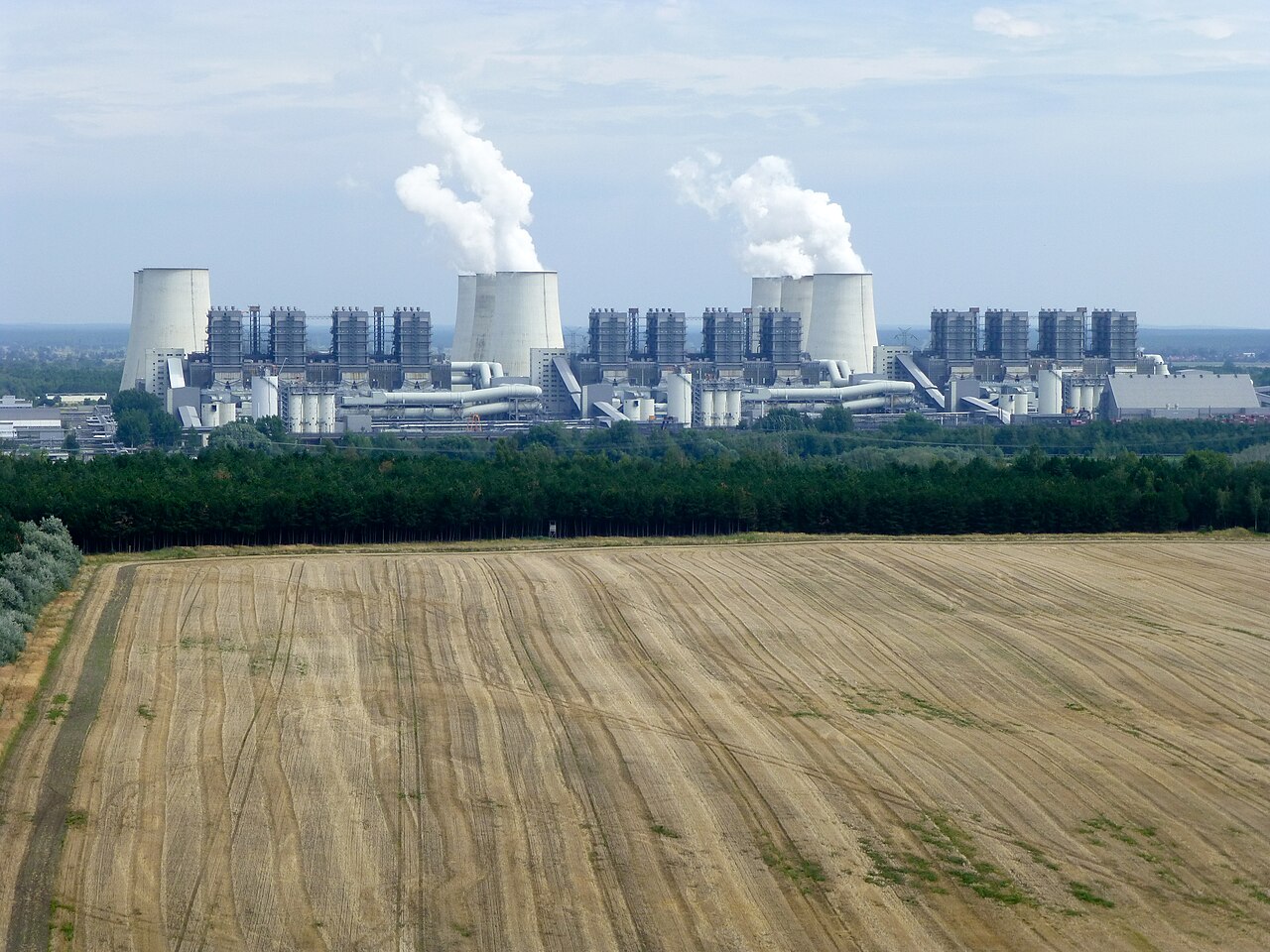 Blick vom Aussichtsturm Teichland auf das Braunkohlekraftwerk Jänschwalde in der Lausitz. Am angrenzenden Umspannwerk kam es Anfang September 2026 zu einem Sabotageversuch.