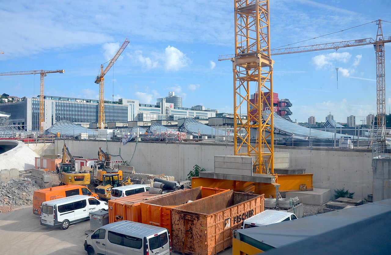 Baustelle am Stuttgarter Hauptbahnhof, Sicht über die Gleise auf den Rohbau des Tiefbahnhofs mit Baukränen